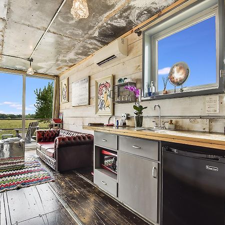 Flophouze Shipping Container Hotel Round Top Εξωτερικό φωτογραφία