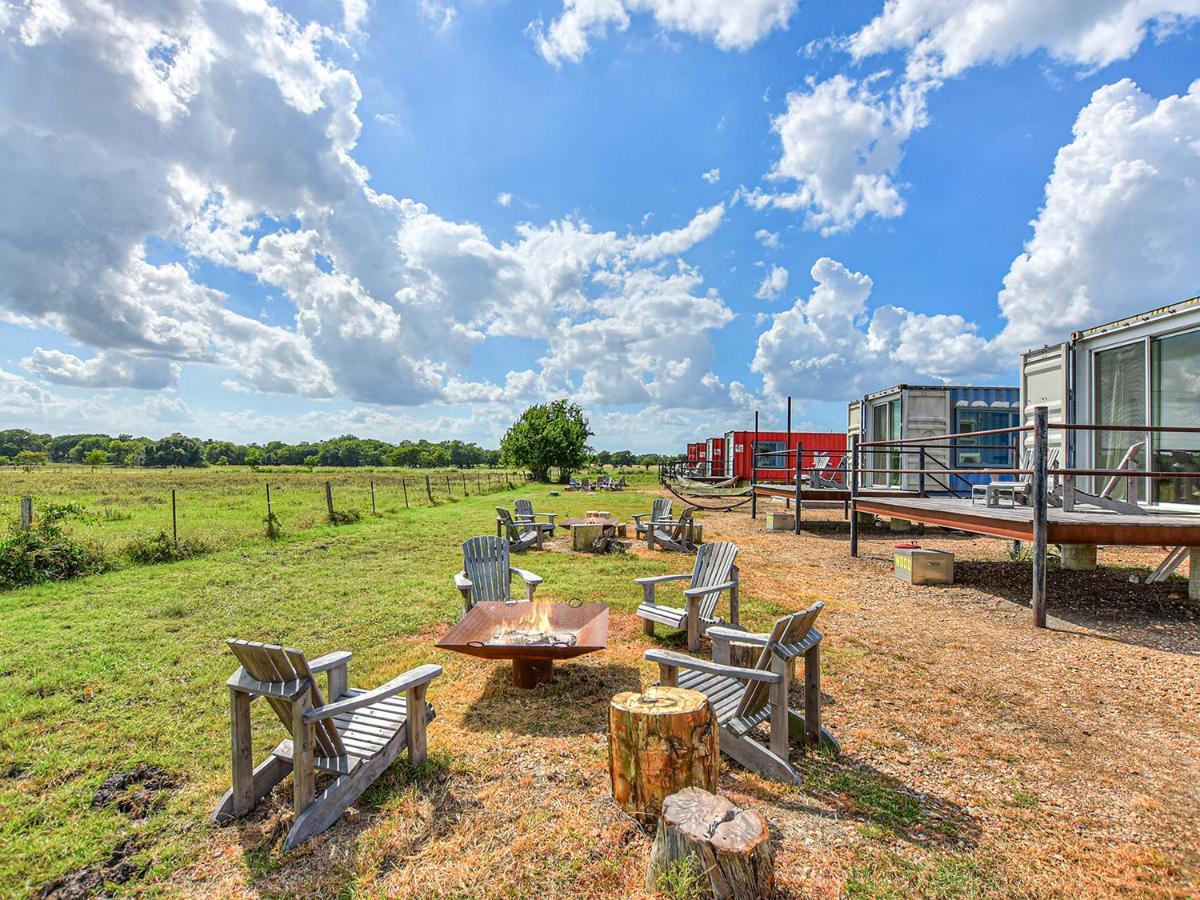 Flophouze Shipping Container Hotel Round Top Εξωτερικό φωτογραφία