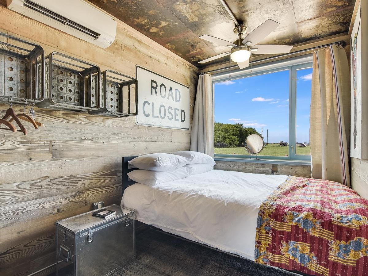 Flophouze Shipping Container Hotel Round Top Εξωτερικό φωτογραφία